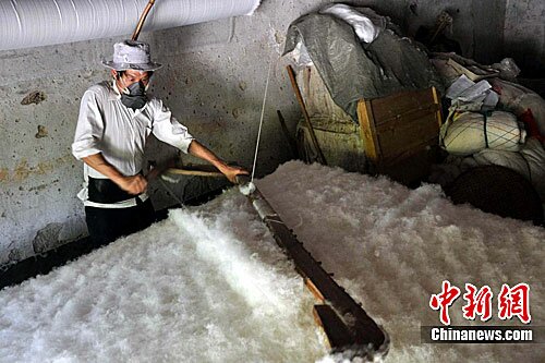 中新网报道:传统手工艺弹棉花已没落。